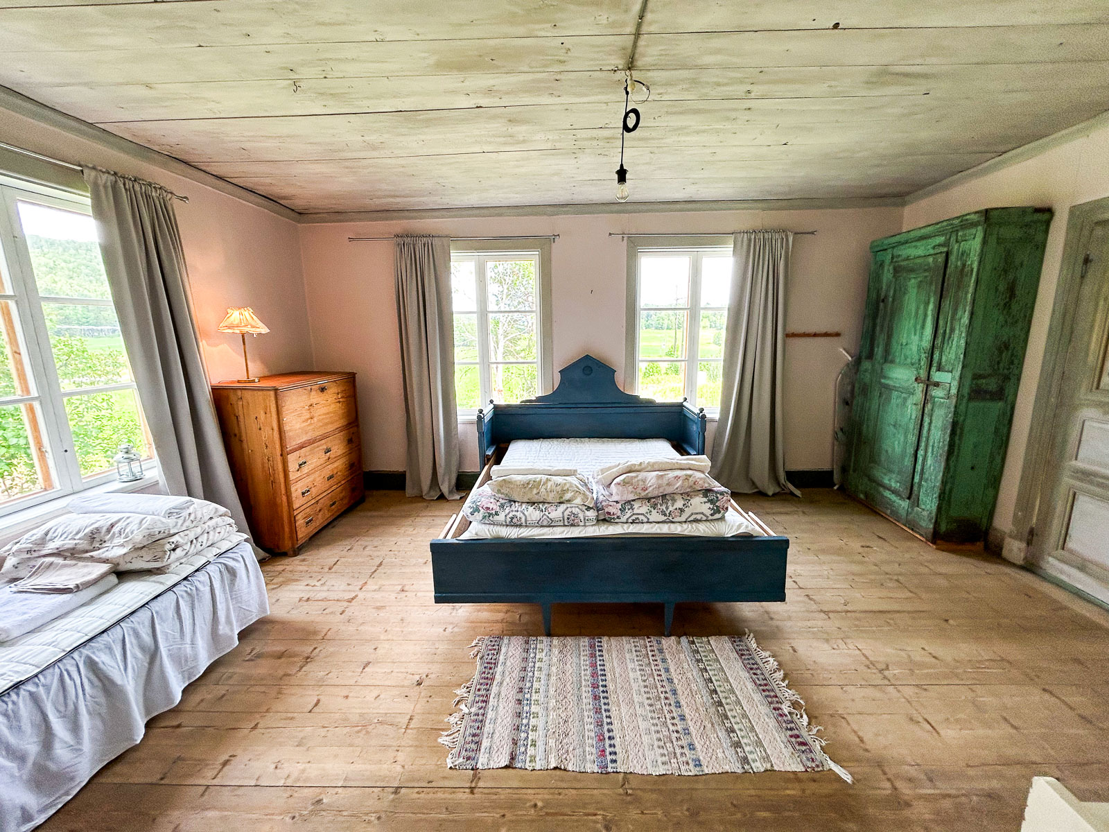 Ådalsgården vardagsrum med kakelugn