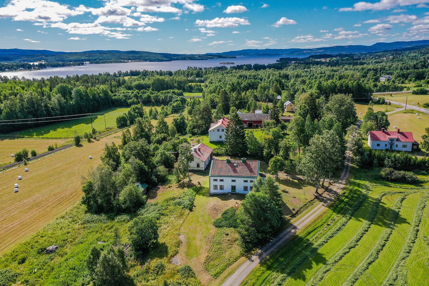 Ådalsgården gårdsmiljö med trädgård